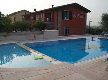 1Piscina e camere ag#1877C0